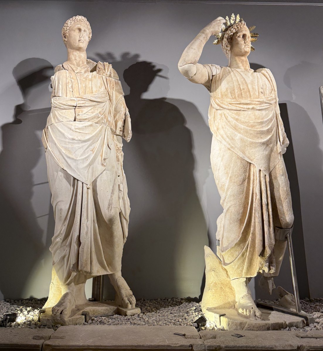 Aigai Meclis Binası’nın yapımına destek olan hayırsever (euregetes) baba oğul Antiphanes ve Diaphenes’in heykelleri.

MÖ 150 civarı
Manisa Arkeoloji Müzesi

<a href="/aigaiantikkenti/">Aigai Antik Kenti</a> 
<a href="/kvmgm/">Kültür Varlıkları ve Müzeler Genel Müdürlüğü</a>