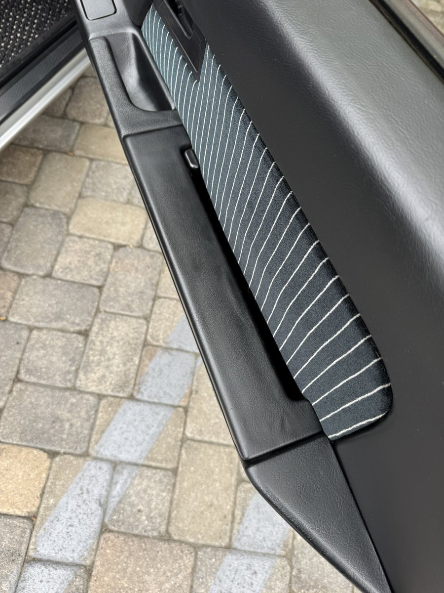 jasonfried's tweet image. One of the clever affordance/design details on the original Porsche 928 (from 1978) is the side pocket on the door.
When closed, it’s an armrest with a little cut out slit to drop things into if you want to hide them away without fully opening the pocket.
The slit also serves…