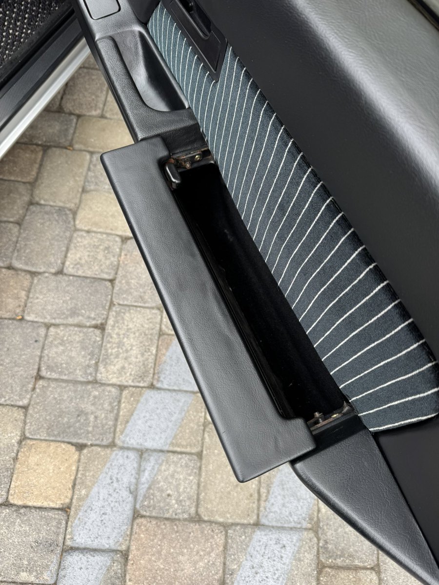 jasonfried's tweet image. One of the clever affordance/design details on the original Porsche 928 (from 1978) is the side pocket on the door.
When closed, it’s an armrest with a little cut out slit to drop things into if you want to hide them away without fully opening the pocket.
The slit also serves…