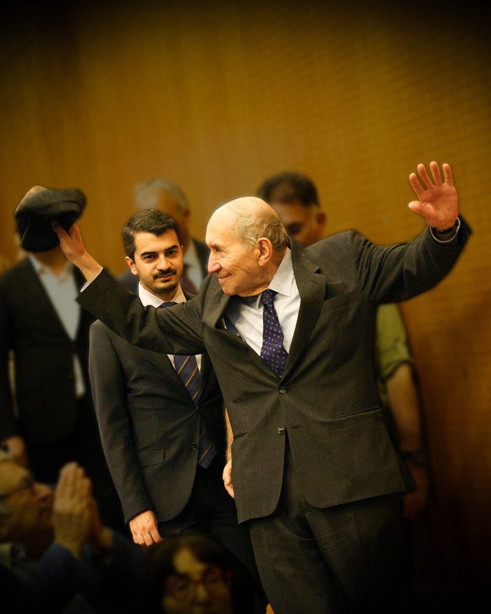 Hayatını her anlattığında, çocukluğunu Ulus’taki Atatürk heykeline selam vererek geçirdiğini söylerdi.

Atatürk’e ve Cumhuriyet’in kazanımlarına sıkı sıkıya bağlı olan, duruşuyla, düşünceleriyle hepimizin yolunu aydınlatan, Cumhuriyet tarihini bizlere kalemiyle ve hoş sohbetiyle