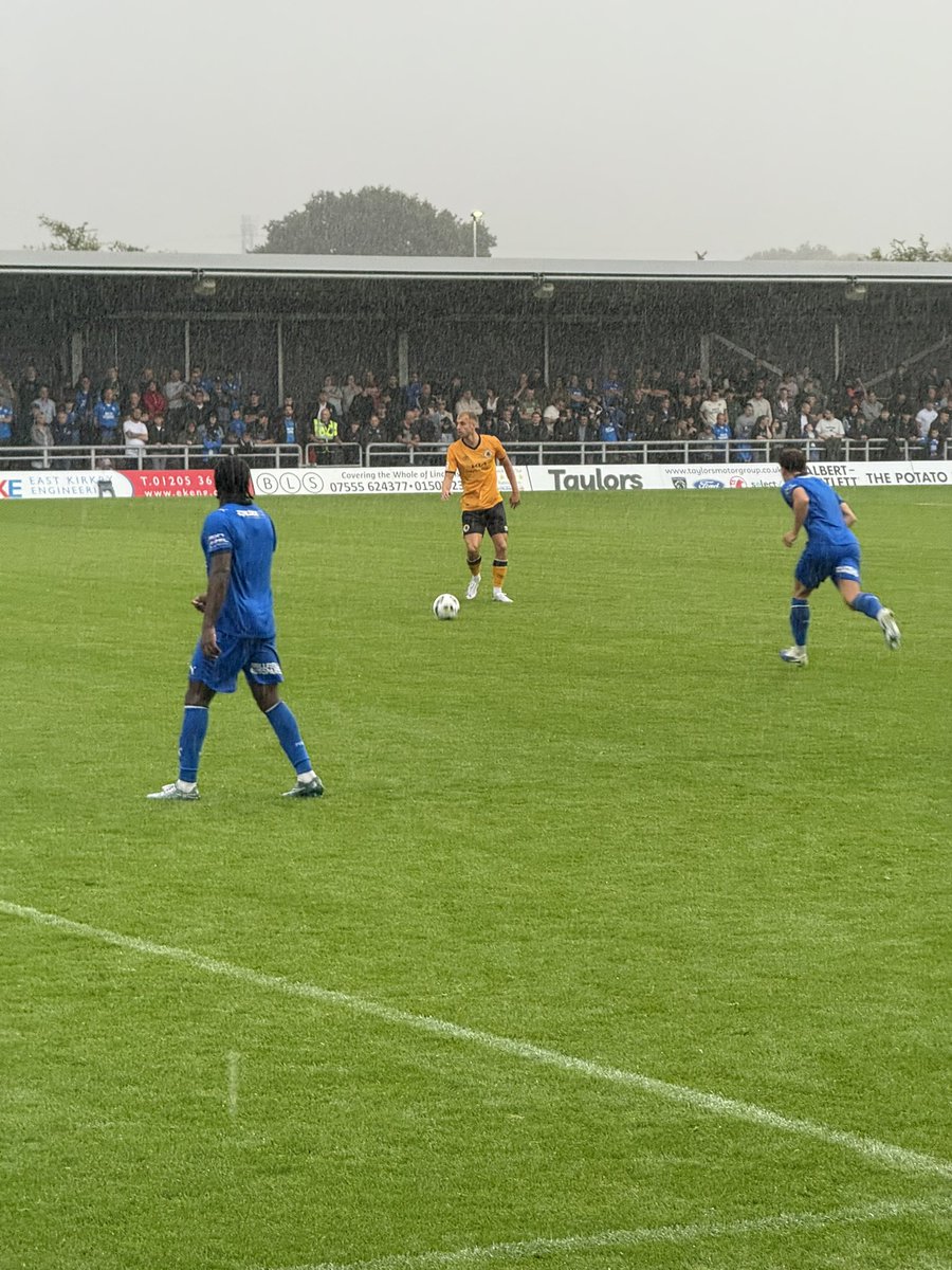UP_THE_PILGRIMS's tweet image. Boston Utd 0-1 Peterborough Utd.
Some pictures from a very rain soaked Jakemans Community Stadium. A decent performance in tricky conditions and definitely taking positives from this performance. On to Grimsby Town on Wednesday.