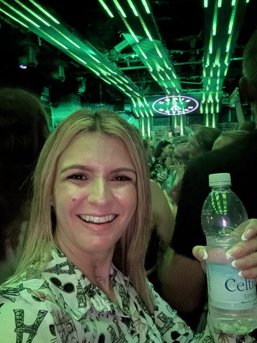 StefAlterNerd's tweet image. Partying my ass off during the day time with @ChrisMoyles taking the DJ helm!! It’s as if I am 18 years old again
- the only difference is I am drinking water rather than a jagerbomb 🤣