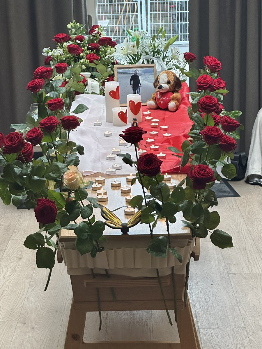 Soms krijg ik een bloemenband gedoneerd voor onze sociale uitvaarten.
Zo mooi!
Hij stierf plotseling. 
Zijn vrienden van de straat konden in een veilige omgeving een 🌹 in de band steken.  
In een kring rondom de kist deelden ze de mooiste emotionele verhalen.
Memento Pzremek❤️🙏