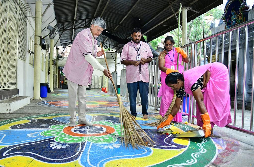 ncbn's tweet image. తిరుపతి శ్రీ కపిలేశ్వరస్వామి ఆలయంలో పారిశుధ్య కార్మికులతో కలిసి ఆలయ ప్రాంగణాన్ని శుభ్రపరిచాను. పుణ్యక్షేత్రాలను పరిశుభ్రంగా ఉంచుకోవడం మన ధర్మం. అనంతరం తిరుపతిలో ఏర్పాటు చేసిన #SwarnaAndhraSwachhAndhra కార్యక్రమంలో భాగంగా ఏర్పాటుచేసిన ప్రజావేదిక సభలో పాల్గొన్నాను. ప్లాస్టిక్…