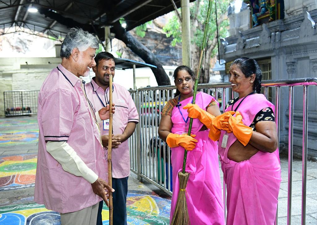 ncbn's tweet image. తిరుపతి శ్రీ కపిలేశ్వరస్వామి ఆలయంలో పారిశుధ్య కార్మికులతో కలిసి ఆలయ ప్రాంగణాన్ని శుభ్రపరిచాను. పుణ్యక్షేత్రాలను పరిశుభ్రంగా ఉంచుకోవడం మన ధర్మం. అనంతరం తిరుపతిలో ఏర్పాటు చేసిన #SwarnaAndhraSwachhAndhra కార్యక్రమంలో భాగంగా ఏర్పాటుచేసిన ప్రజావేదిక సభలో పాల్గొన్నాను. ప్లాస్టిక్…