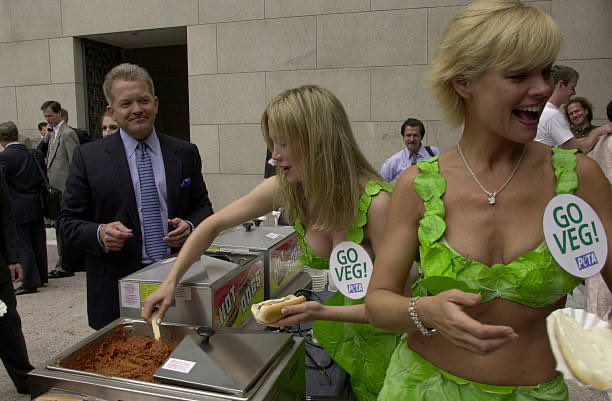 25YearsAgoLive's tweet image. PETA protestors serve US Congressmen veggie hot dogs on Capitol Hill.