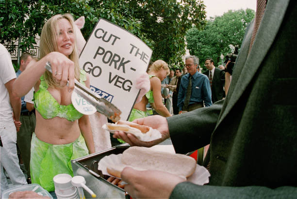 25YearsAgoLive's tweet image. PETA protestors serve US Congressmen veggie hot dogs on Capitol Hill.