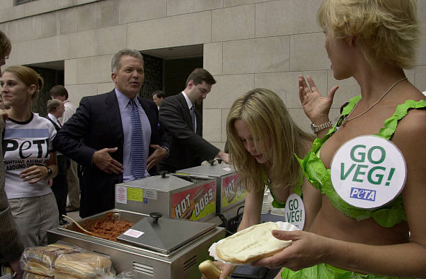 25YearsAgoLive's tweet image. PETA protestors serve US Congressmen veggie hot dogs on Capitol Hill.