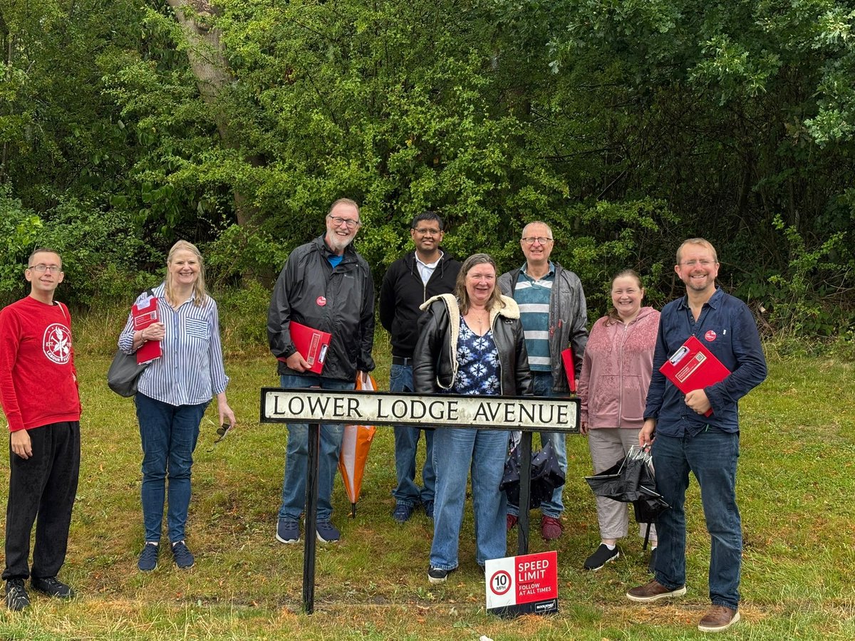JohnSlinger's tweet image. In 🏉 with the @rugby_labour team at Eden Park
☔️🚪 ✊ 🗣️👂🏻🌹 💪🏼
Lots of good conversations about road safety - a priority of mine & local Labour Councillors Livesey, Edwards & Karadiar
I’ve long called for the A426 speed limit to come down from 60 to 40 mph.