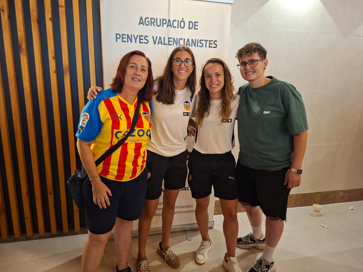 macacli's tweet photo. Reencuentros q merecen la pena!!! Alegría de vernos d nuevo!!! Pipa, paleta y sara. Mucha suerte a las tres, hijas 😘😘😘 https://t.co/Y6JCJB6iax