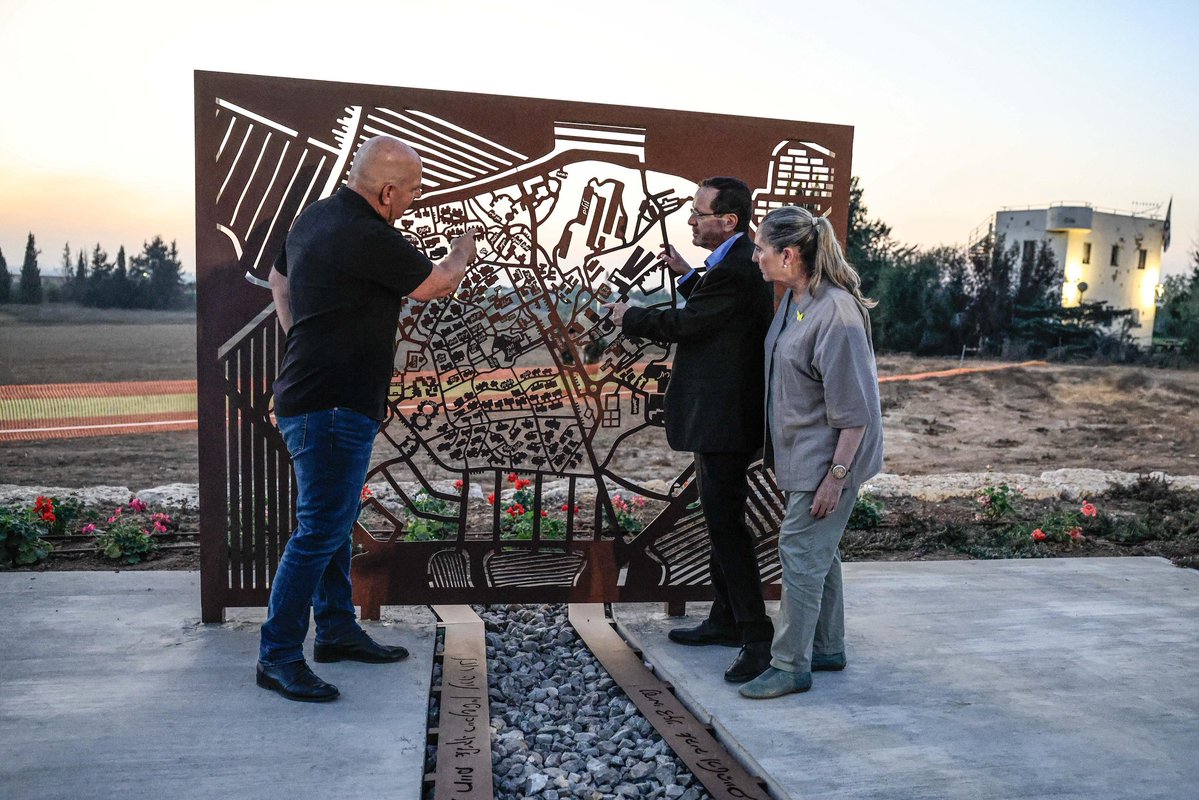 RozRothstein's tweet image. A new established memorial honors the members of Kibbutz Kfar Aza who were brutally murdered during the October 7, 2023 Hamas terrorist massacre on southern Israel.
On July 15, 2025, an inauguration ceremony was held at the memorial site, attended by Israeli President Isaac…