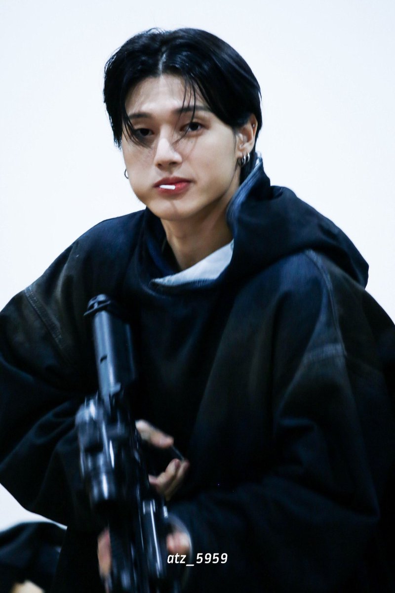 ปัง!

“เรียบร้อย..“

“ รอดไหม“

”ระดับกู จะเหลือหรอ“

”เลิกปากดีแล้วลงมาจากหลังคาเร็ว ๆ หิว“

”รีบนักก็ไปก่อนเลยไป“

” ก็มึงจะรับงานวันครบรอบเพื่อ แฟนไม่ไปละกูจะไปทำไม“

”เออรู้แล้ว กำลังลงไป ไปหาเสื้อคลุมใส่ด้วยมันหนาว“

”หนาวหรือหวง“

”มึงอยากชิมนักใช่มั้ยลูกตะกั่วในมือกูเนี่ย“