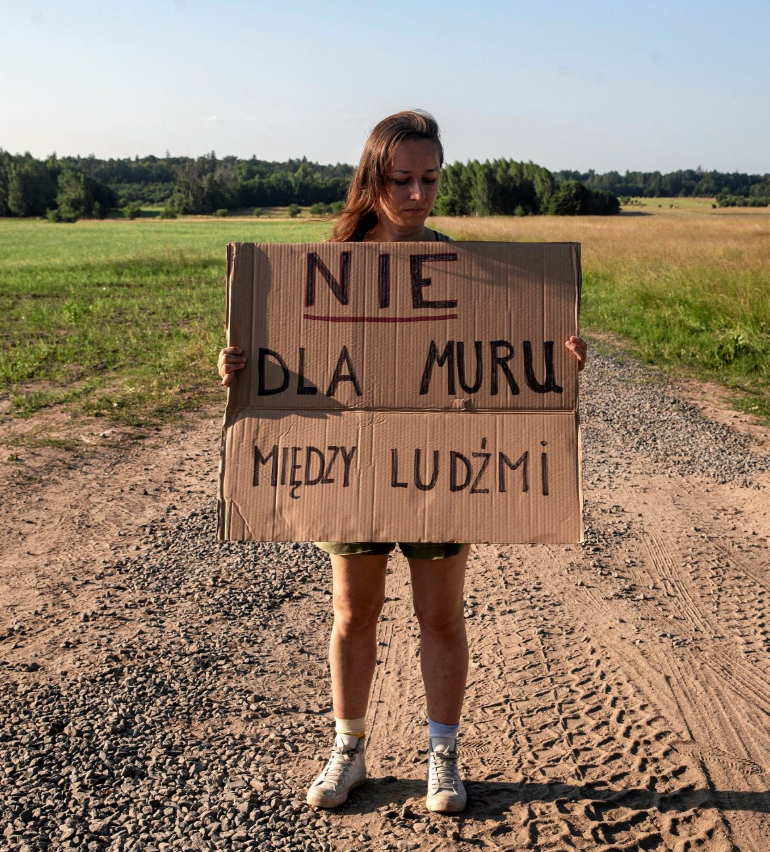 sbalcerac's tweet image. Miasteczko Wilanów. Żelazny elektorat PO. Grodzą się tam miedzy sobą z taka samą zaciekłością, z jaką nie chcą ogrodzeń na granicy (foto: @GazetaStoleczna).   Socjologowie twierdzą, że postęp to schizofrenia, robi u siebie odwrotnie do tego co głosi. Nieprawda @romanimielski?