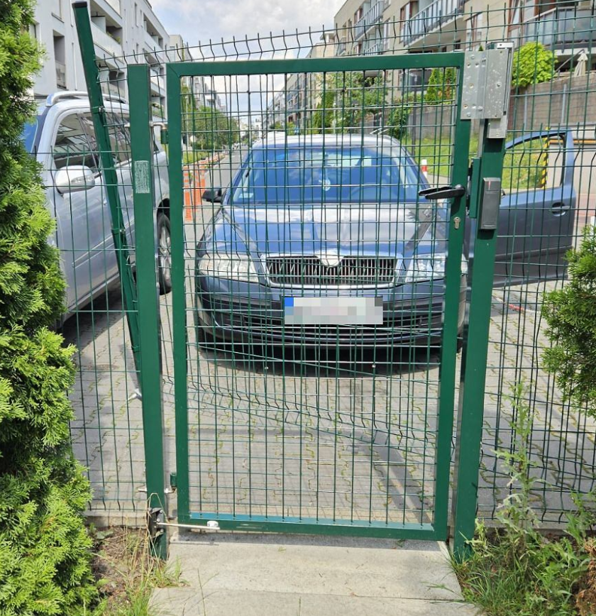 sbalcerac's tweet image. Miasteczko Wilanów. Żelazny elektorat PO. Grodzą się tam miedzy sobą z taka samą zaciekłością, z jaką nie chcą ogrodzeń na granicy (foto: @GazetaStoleczna).   Socjologowie twierdzą, że postęp to schizofrenia, robi u siebie odwrotnie do tego co głosi. Nieprawda @romanimielski?