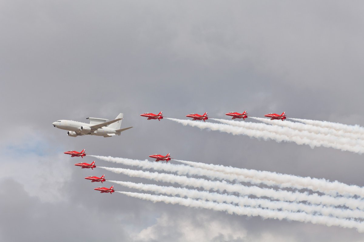 airtattoo's tweet image. The @RoyalAirForce's new E-7 Wedgetail made its first airshow appearance today at #RIAT25! In a spectacular flypast with the @rafredarrows, our visitors witnessed history in the making ✈️