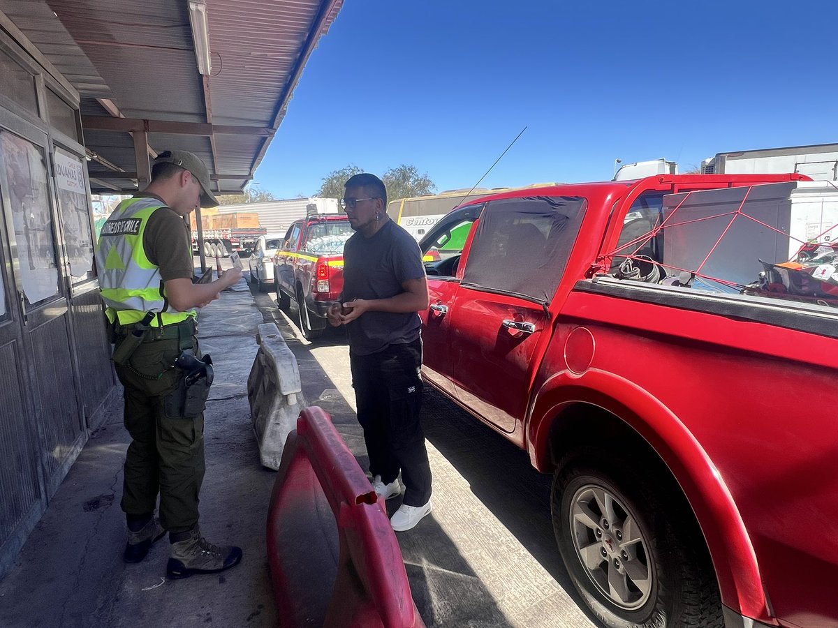 CarabTarapaca's tweet photo. 🚔 #Carabineros de la Tenencia Quillagua se mantienen desplegados en el sector previo al control de aduanas, realizando controles vehiculares y de identidad, con el objetivo de reforzar la seguridad y prevenir delitos en la zona.

#OrdenyPatria #ControlPreventivo https://t.co/gLWXwmTucv
