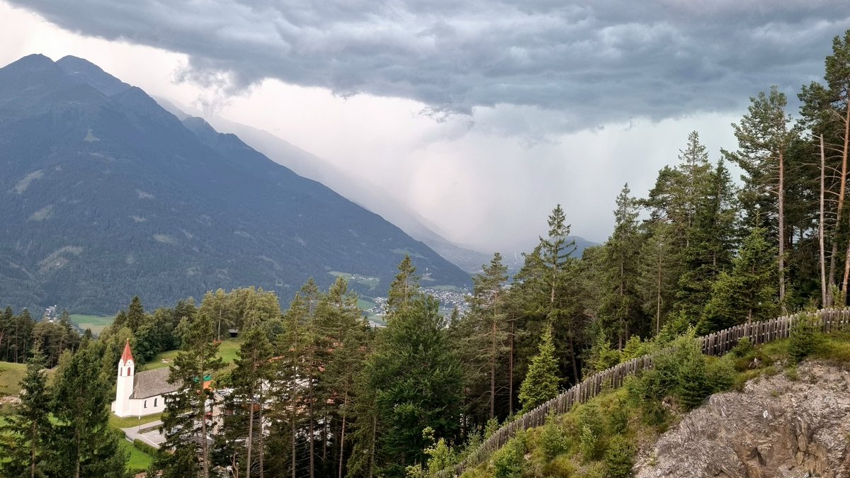 hansterbraak's tweet photo. Prachtig die 'bal' met regen op de foto :-)
#Inntal #Seefeld https://t.co/DPqQfycBkP