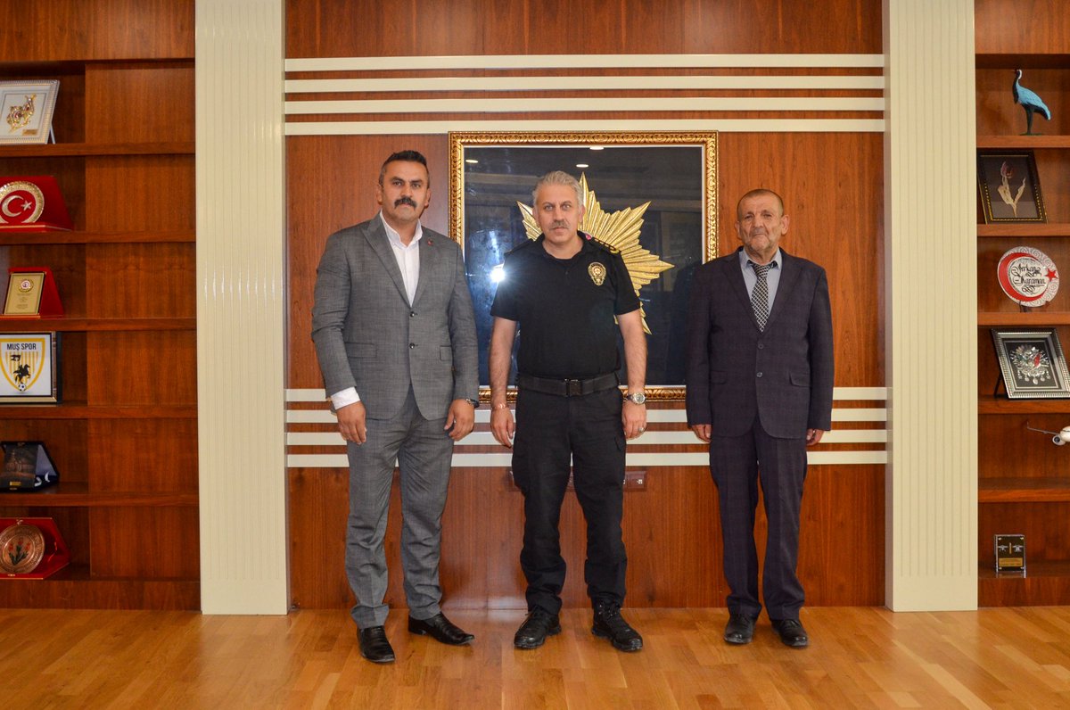 İlimiz Hasköy ilçesi sakinlerinden Ahmet TOKMAK ile Ferit BİLGİN,

İl Emniyet Müdürümüz Sn. Serkan KARAMAN'a ziyarette bulundu.