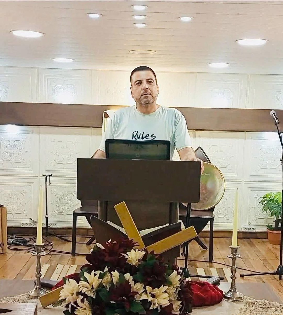 Kifaahgz's tweet image. 💔استشهاد راعي كنيسة وكل أفراد أسرته في السويداء خالد مزهر راعي كنيسة الراعي الصالح الإنجيلية من أصول درزية واعتنقت عائلته المسيحية وله سنوات يخدم في السويداء مع أحداث الأمس تم اقتحام بيته من قبل عناصر الأمن السوري
وتم قتله مع اثني عشرفرد من أسرته بينهم أطفال وأبيه المقعد😪