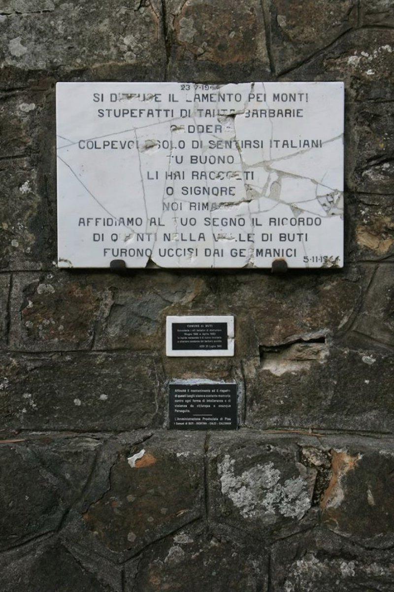 ANPIRomaPosti's tweet image. Il #23luglio 1944, a #Piavola (#PI), vennero massacrati per rappresaglia, dalla 65°#InfanterieDivision, 18 uomini indifesi, per lo più contadini nessuno dei quali armato, di età compresa tra i sedici e i sessanta anni.Solo parecchi giorni dopo si riuscì a dare sepoltura ai corpi.