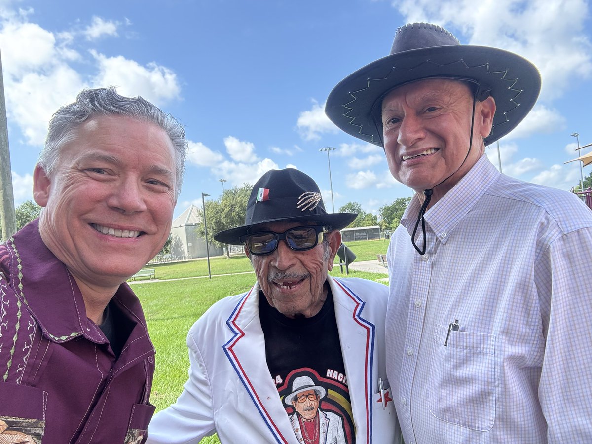 JaworskiForTX's tweet image. Great turnout this morning in CD29 at Joe Moody Park in the fabulous Texas heat to blow the whistle and turn up the heat on the illegal, unfair and unconstitutional redistricting ORDERED by Donald Trump to his Texas puppet, Greg Abbott.
They say Greg Abbott is invincible. They…