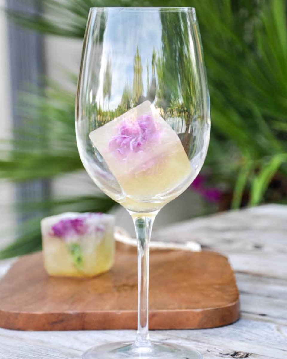 Ice cubes in wine: yes or no? When temps hit the triple digits, these gorgeous floral ice cubes are pretty hard to resist - and since they're made with #wine, you don't have to worry about watering down your glass. Here's the how-to: californiagrown.org/blog/floral-wi…
<a href="/CalifWines_US/">California Wines</a>