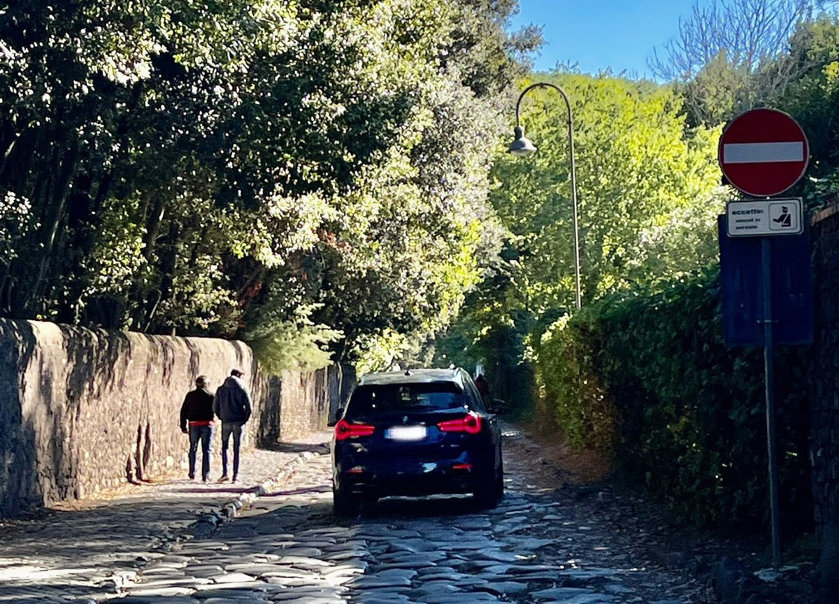 <a href="/GRAB_Roma/">GRAB</a> #GRAB prevedeva pedonalizzazione #AppiaAntica
ZTL era un ripiego
ZTL solo week end è presa in giro
Appia Antica sab&amp;dom è piena di auto che possono entrare/uscire dallo stesso varco continuando a trasformare il basolato in parcheggio
Perché?
<a href="/gualtierieurope/">Roberto Gualtieri</a> e <a href="/eugenio_patane/">Eugenio Patanè</a>