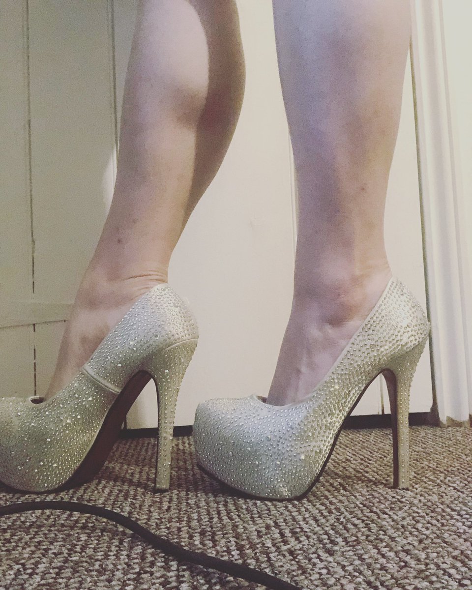 Ass and calves ✨
What more could you want? 

#findom #dom #domme #sub #of #stockings #feet #footfetish #fetish #leather #pvc #lace #kink #tights #calves #legs #heels