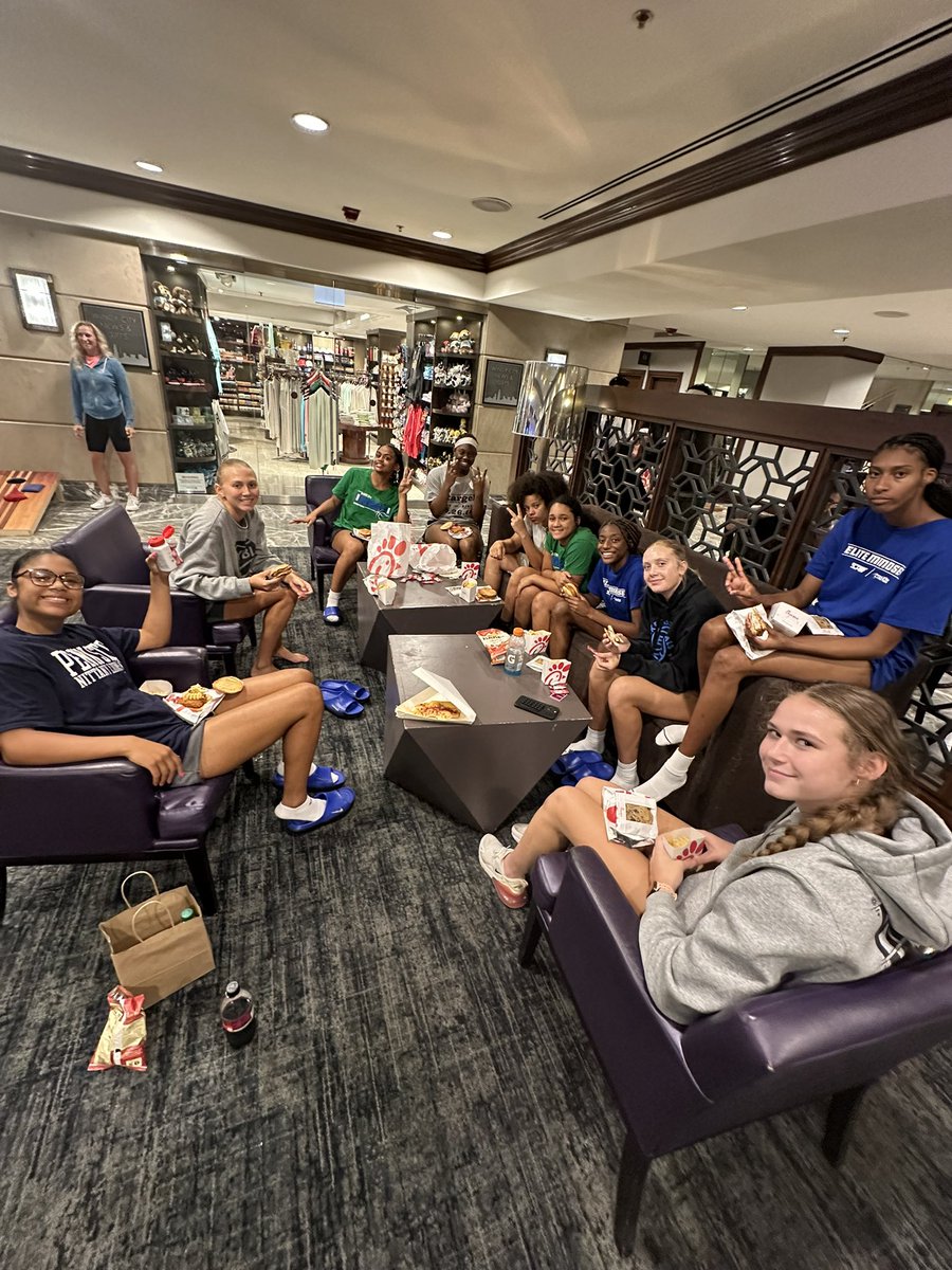 2027SCA's tweet image. Whether it’s Bible study, supporting one another and or being together u love the culture that @SCA_OH provides💚💙🗣️‼️
You can only see a glimpse, but a picture talks about 1,000 words and this is our family 16u EYBL!