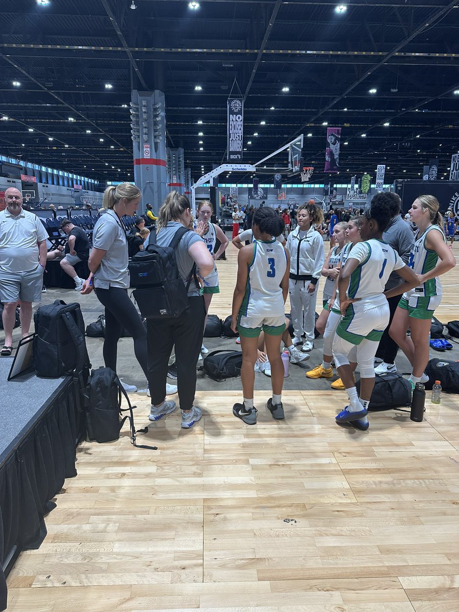 2027SCA's tweet image. Whether it’s Bible study, supporting one another and or being together u love the culture that @SCA_OH provides💚💙🗣️‼️
You can only see a glimpse, but a picture talks about 1,000 words and this is our family 16u EYBL!