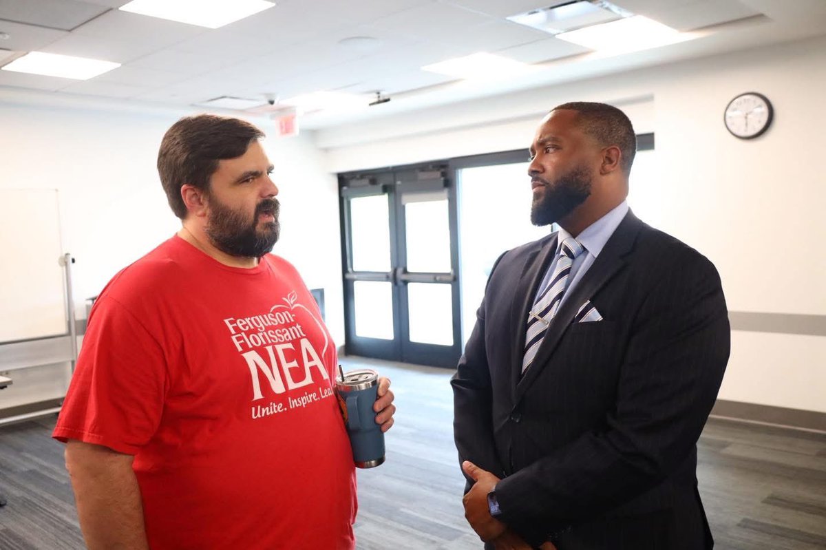 📣 Thank you to everyone who came out to meet Superintendent Dr. Howard E. Fields III last night at the Florissant Valley Branch of the St. Louis County Library!

Dr. Fields was grateful for the warm welcome and meaningful conversations about the issues that matter most to our