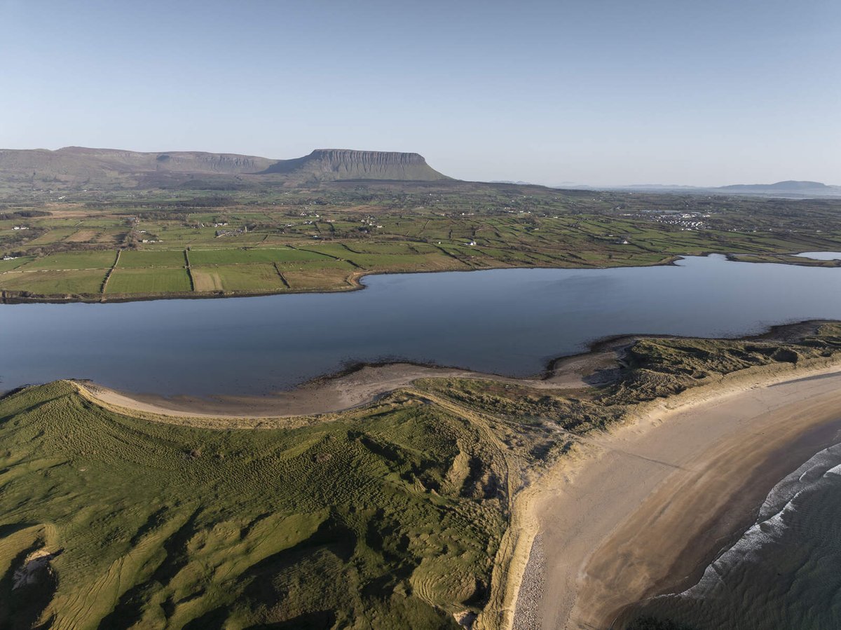 DescubreIrlanda's tweet image. Desliza y descubre una experiencia inolvidable en Sligo 😍
Montar a caballo en Streedagh Beach con Benbulben de fondo es pura magia.
Ideal para todos los niveles 🐎
¿Con quién cabalgarías aquí?
📍Sligo, Irlanda