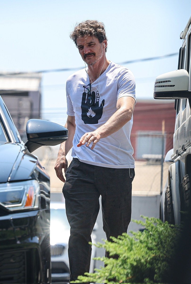 acervopedrito's tweet image. pedro pascal dando um rolezinho por aí ✨sem tornozeleira✨