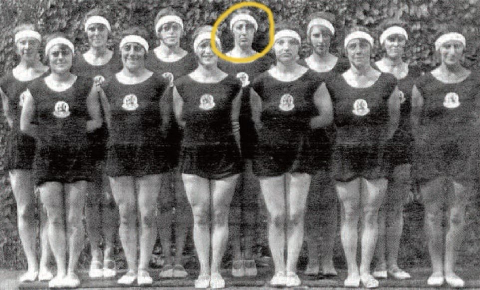 ANPIRomaPosti's tweet image. Nel 1928, #AnnaPolak vinse la medaglia d'oro olimpica per i #PaesiBassi nella gara a squadre di ginnastica.Durante la #WWII a causa delle sue origini ebraiche, venne deportata ed uccisa con la figlia di 6 anni a #Sobibór.Aveva 37 anni. Il marito #BarendDresda morì ad #Auschwitz.