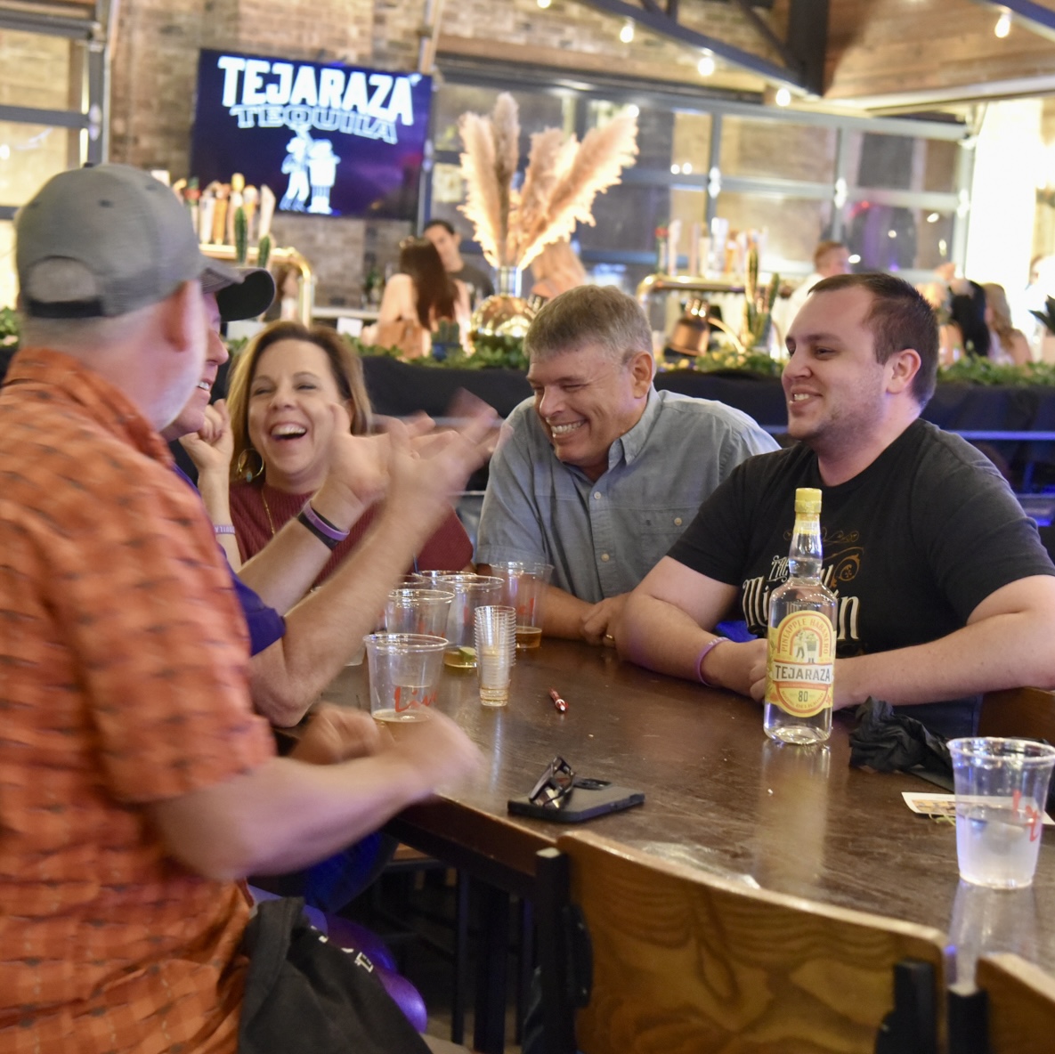 tejarazatequila's tweet photo. Tequila doesn’t need a reason—but weekends don’t hurt.

Whether you’re kicking back or catching up, Tejaraza’s always a good idea.
Smooth enough to sip. Bold enough to share.

Find your flavor: https://t.co/91xeafG2zP

#TejarazaTime #TexasOwned #WeekendVibes https://t.co/qv3yDqEMIM