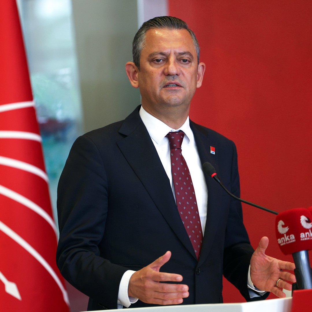 Özgür Özel: 

CHP gelecek, seçim akşamı polisle gençler el ele halay çekecek!