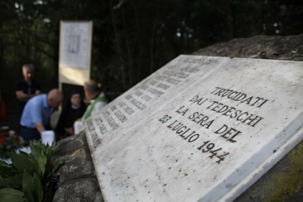 ANPIRomaPosti's tweet image. A #Pratale, piccolo podere del comune di Tavarnelle Val di Pesa, il #23luglio 1944 un reparto della Fallschirm-Jäger-Division, probabilmente istigato da un delatore italiano, massacrò le famiglie contadine dei #Gori, dei #Cresti e dei #Raspollini per un totale di 12 persone.