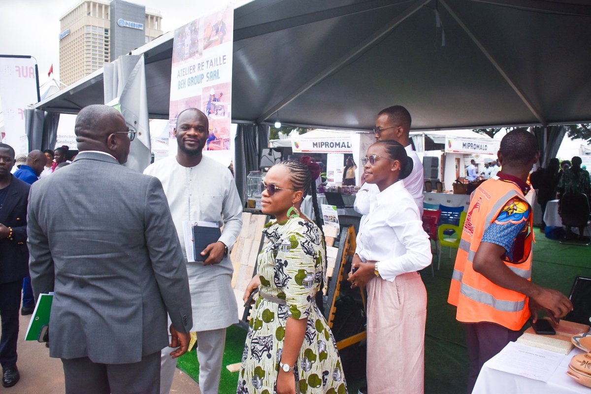 Nous avons pris part à la 9e édition des #JERSIC au 🇨🇲 pour valoriser la recherche et l’innovation !  
Les projets de #Startup237 et de l’#AUF ont brillé, portés par des chercheurs visionnaires 🌍🔬  

#InnovationCameroun #ScienceExcellence #JERSIC2025