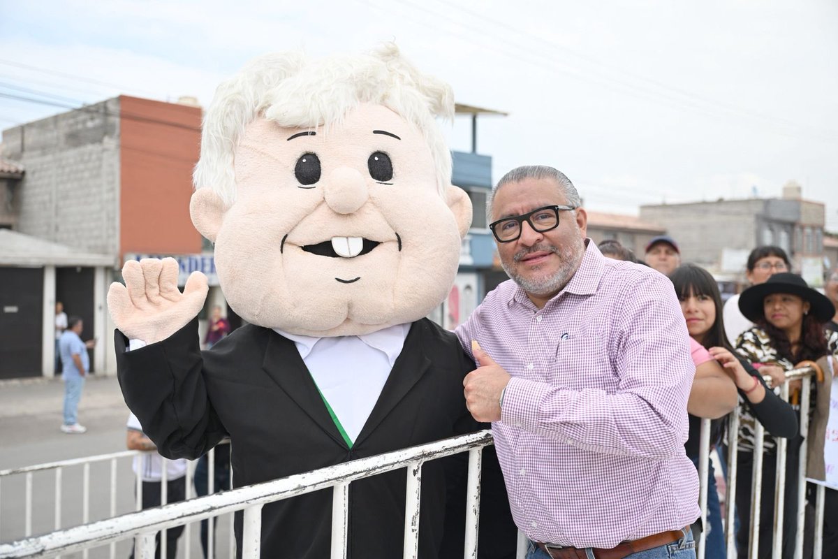 Buenos días, #FelizSábado

Hace 8 días, que andábamos en #Acolman, aproveché a tomarme una foto con la representación en botarga del mejor presidente de México: Andrés Manuel López Obrador.

Aquí se las comparto.