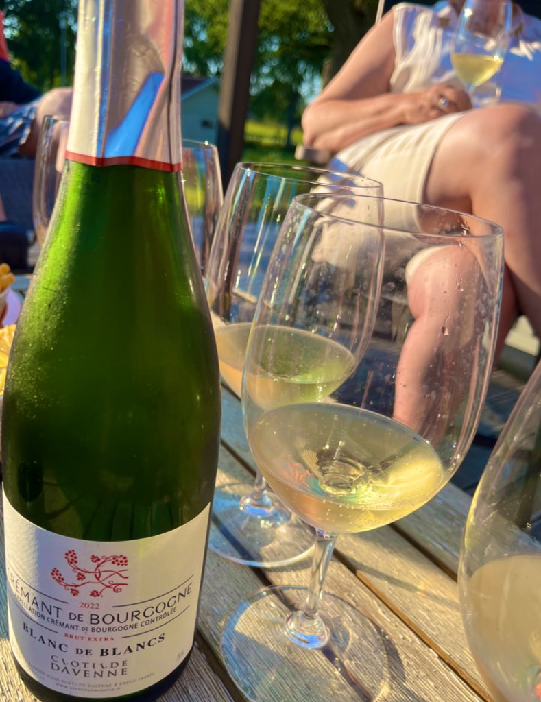 TerrificLouisa's tweet photo. Apéro #clotildedavenne #blancdeblanc https://t.co/suZzUysaAX