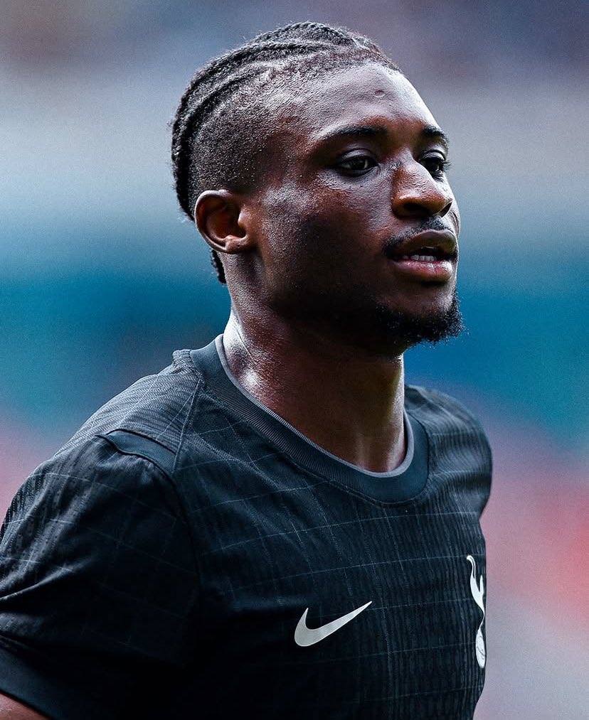 chrisTHFC13's tweet image. holy shit this black kit is delicious 🖤