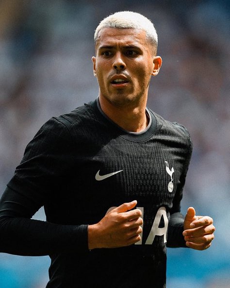 chrisTHFC13's tweet image. holy shit this black kit is delicious 🖤