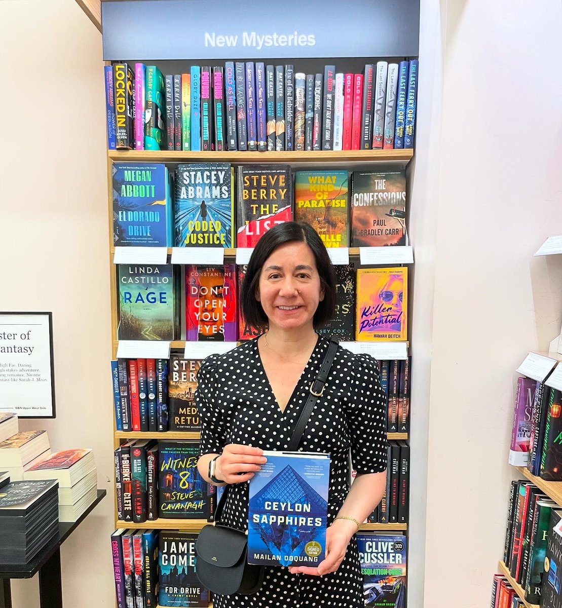 AuthorMailan's tweet image. So excited to see CEYLON SAPPHIRES at Barnes & Noble UWS!💎 Drop by and grab a copy. I left a small gift inside!💙
