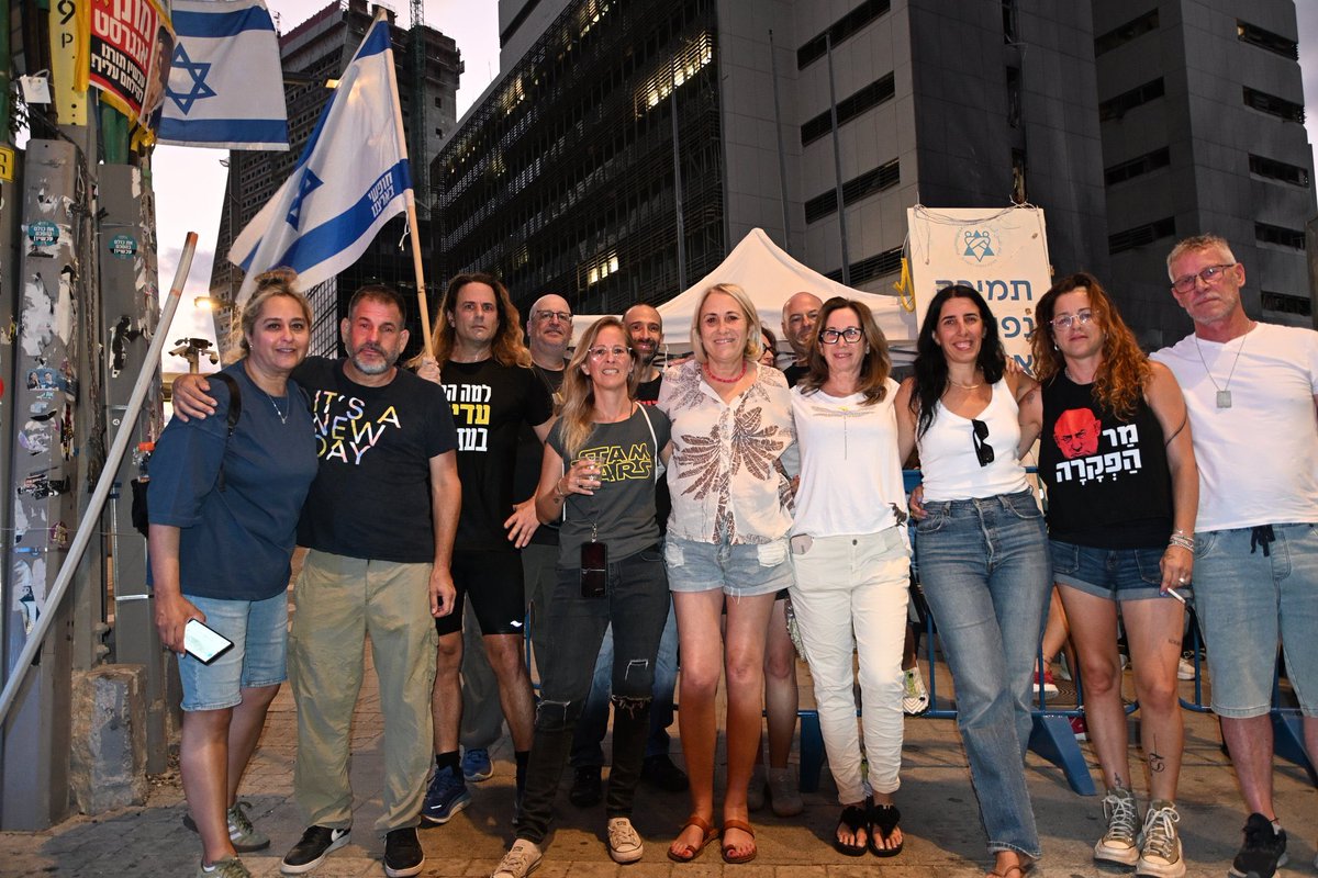 hadas_klein's tweet image. אֻמָּתָם לֹא הָיְתָה לָהֶם אֵם
לֹא יָדְעָה בְּצֵאתָם לַדֶּרֶךְ
הָיָה לַיְלָה עָמֹק וְנוֹשֵׁם
כְּתָמִיד בְּנִיסָן, הַיָּרֵחַ.

וְיָשְׁבָה בּוֹ עֲדַת נְעָרִים בְּנֵי בְּלִי שֵׁם
חֲשׂוּפֵי מַרְפְּקִים וּבֵרֵךְ,
הֵם הִקְשִׁיבוּ הַקְשֵׁב וְהַחְרֵשׁ
אוֹ שִׁלְּבוּ בַּשִּׂיחָה דְּבַר…