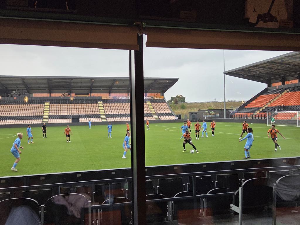 davidcarrol1's tweet image. The Barnet vs Leyton Orient match was postponed due to weather, however it was played behind close doors and conditions were not ideal when play started.
20 or so supporters got to watch the match from the bar and this was not planned.
@OrientOutlook @theorienthour