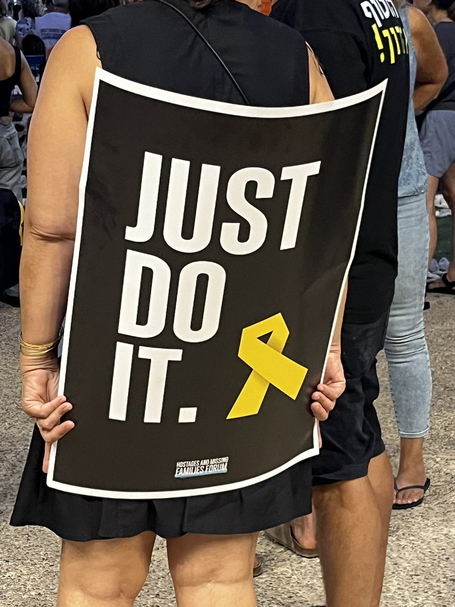 Es sábado por la tarde. Lamentablemente, todavía nuestro secuestrados no están en casa. Estoy aquí en la Plaza de los secuestrados. Mostrando mi apoyo. 
#BringThemHomeNow