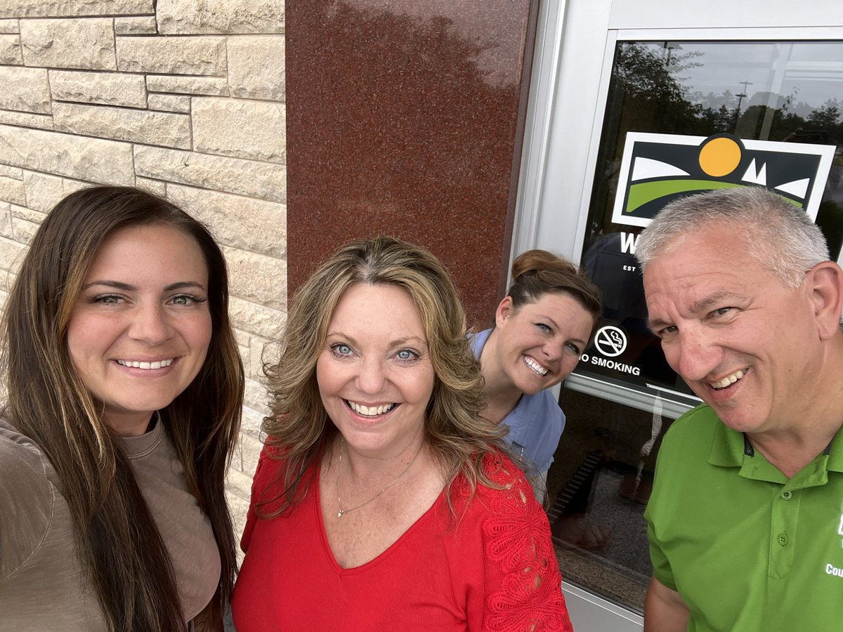 ashreichert27's tweet photo. 1/ This morning our Saturday hours were fully booked (no surprise)! 

We helped couples from all across southeastern Wisconsin get their marriage licenses + passports—and yes, several signed our iconic I Do Wall! 🖊️❤️

#SaturdayService #IDoWall https://t.co/BgyYKBXX6j