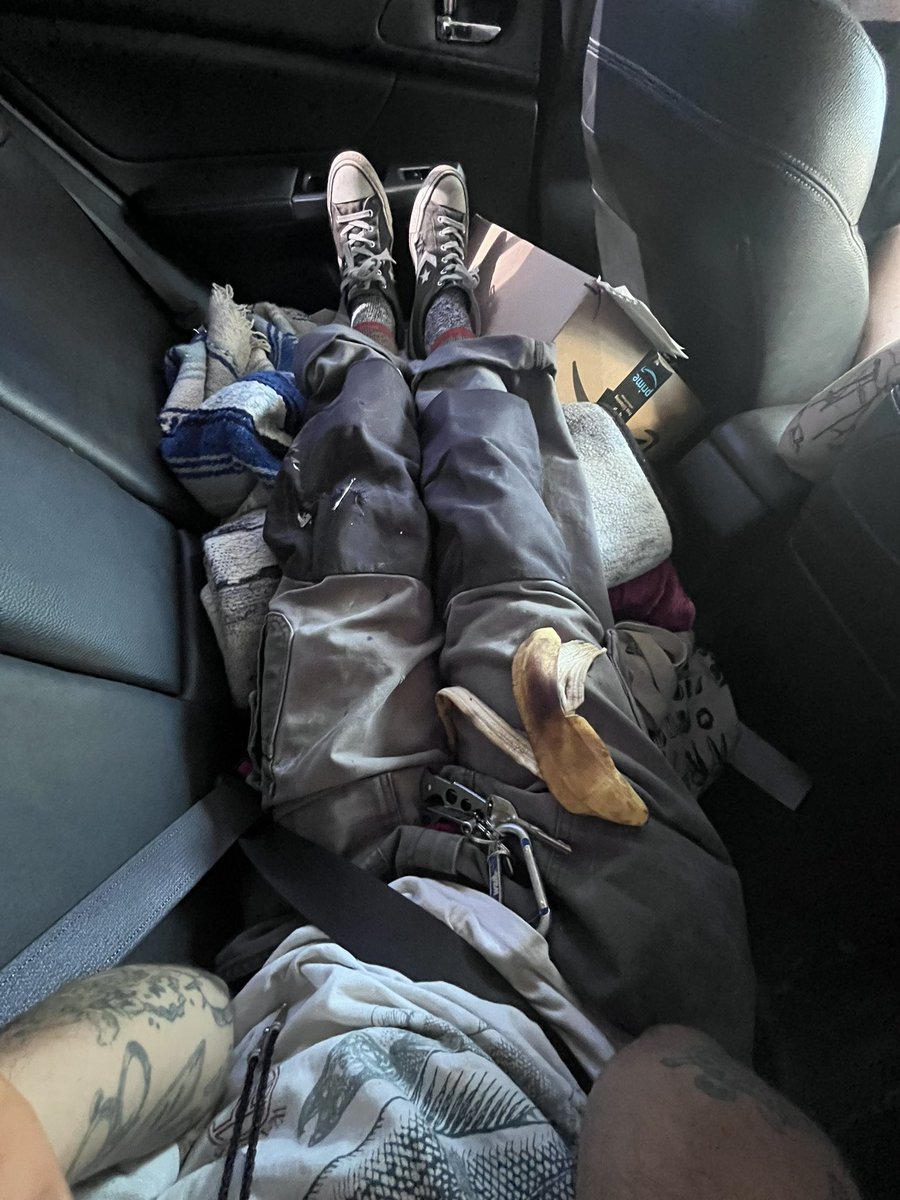 aboyandhisd0g's tweet image. im the guy who gas to sit like this in the car cuz of his knee 🤦🏻♂️