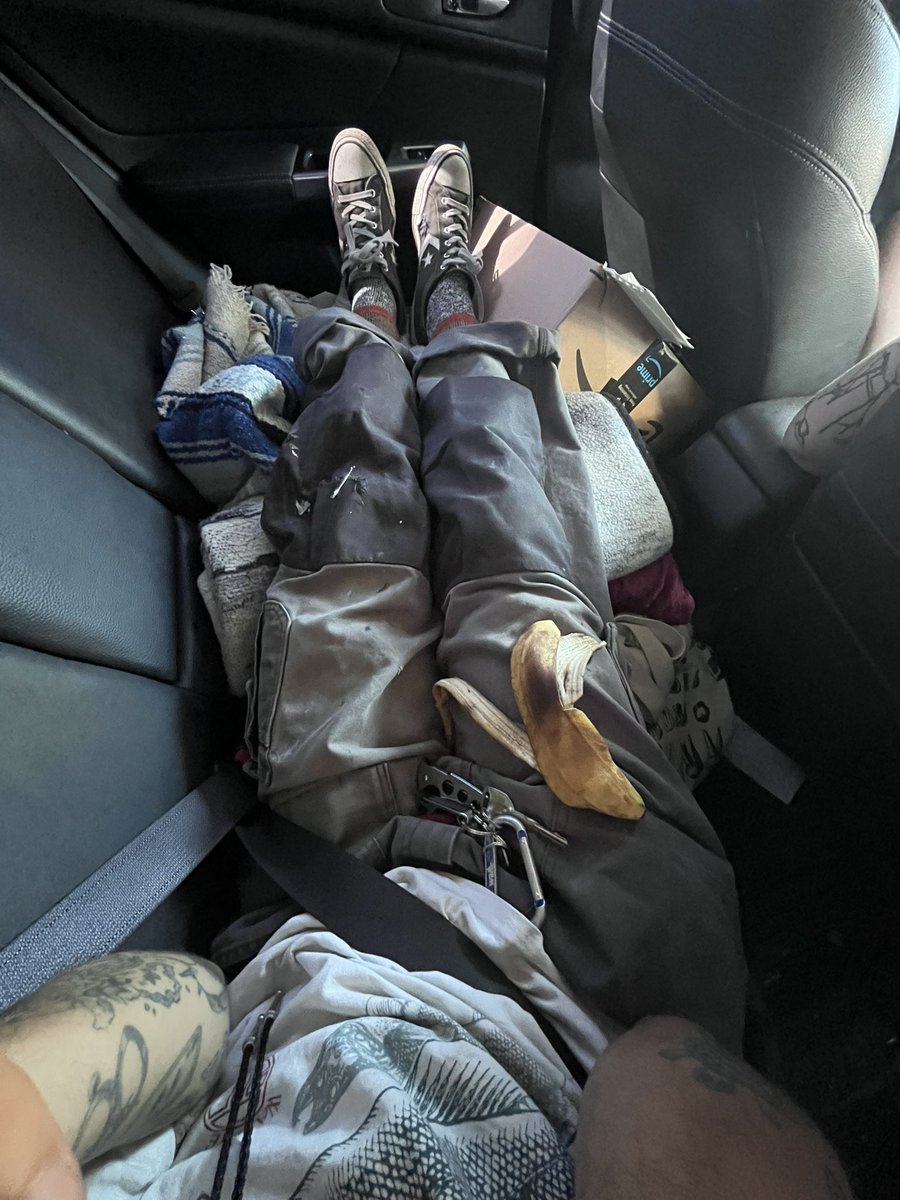 aboyandhisd0g's tweet image. im the guy who gas to sit like this in the car cuz of his knee 🤦🏻♂️