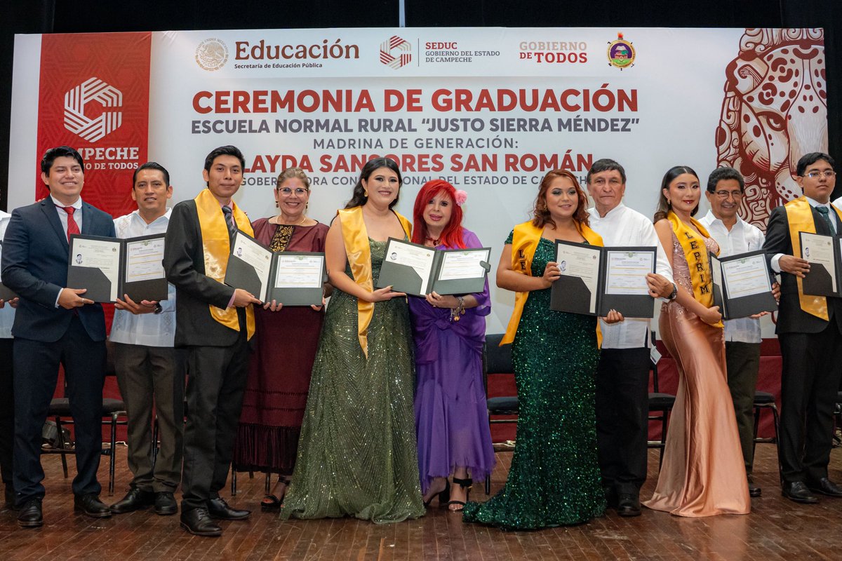 LaydaSansores's tweet photo. Ayer acompañé, con todo mi corazón, a mis queridos sobrinos de la Escuela Normal Rural Justo Sierra Méndez, en Hecelchakán.

Verlos graduarse es saber que el futuro de Campeche está en buenas manos que enseñan, guían y transforman.

Cada uno de ustedes es motivo de orgullo para sus familias, su pueblo y todo nuestro estado.

Sigan soñando alto, enseñando con amor y demostrando que la educación es el camino para construir un Campeche más justo y solidario.

Nuestro compromiso es seguir apoyando a nuestra querida Normal Rural.

Felicidades, sobrinos!